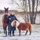 Michaela Richter, leg. djursjukskötare på Agria, med sina hästar.