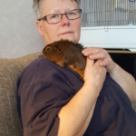 Gunilla klappar sitt marsvin.