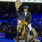 Stephanie Holmén rider ärevarv i Friends Arena 2022.